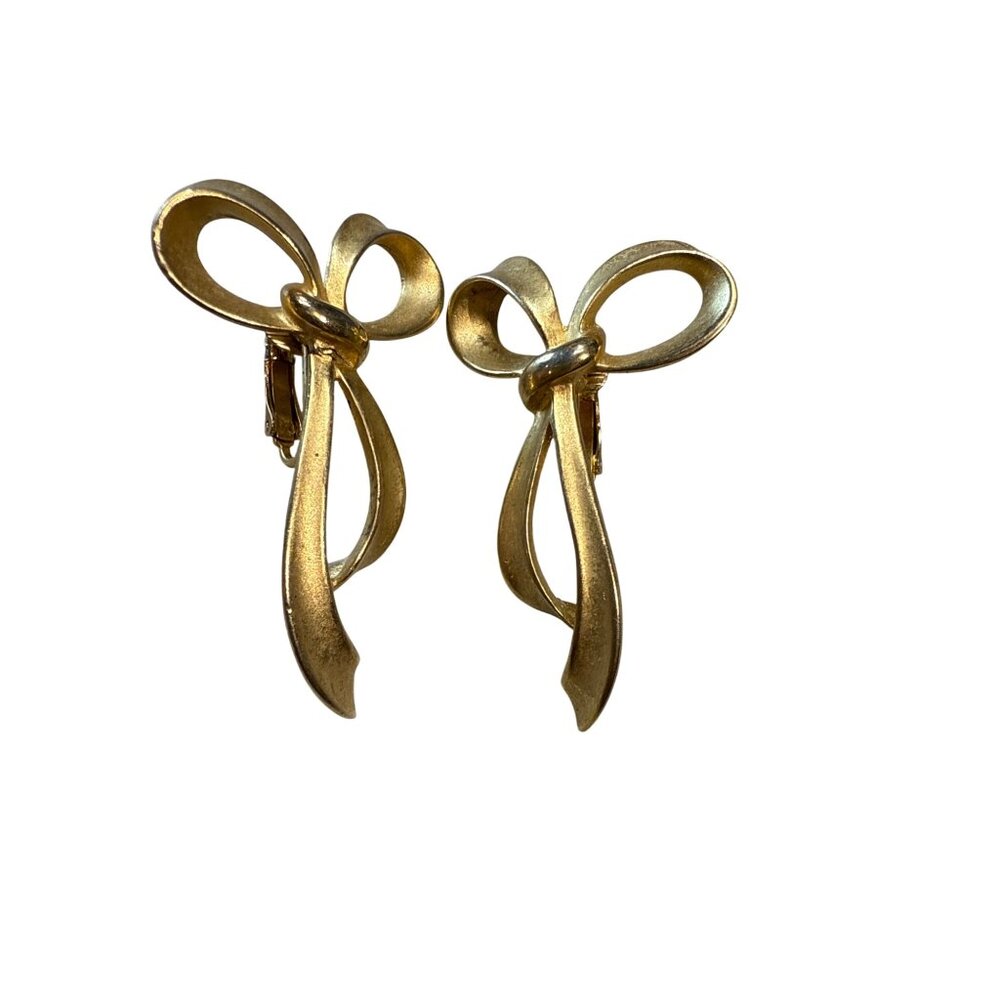 Vintage P.E.R. Gold-Tone Bow Clip-On Earrings Elegant Ribbon Design Womens Jewel